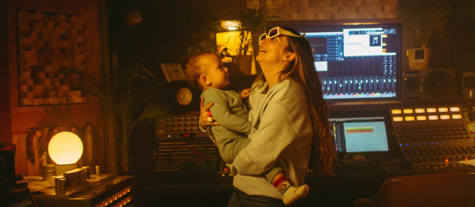 Rigoberta Bandini con su hijo, Nico, en el vídeo de 'Ay, mamá'