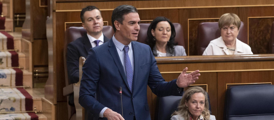 Lo ajustado de la votación del plan de choque anticrisis obliga a Pedro Sánchez a permanecer en el Congreso de los Diputados
