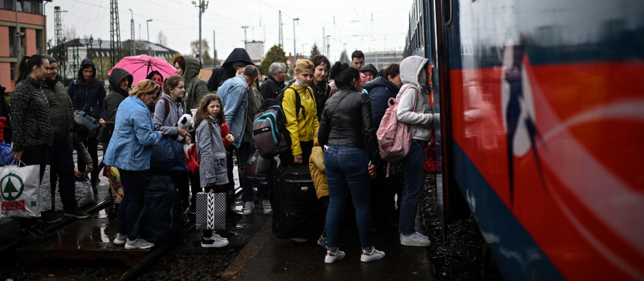 Refugiados ucranianos tratan de huir de las zonas de conflicto