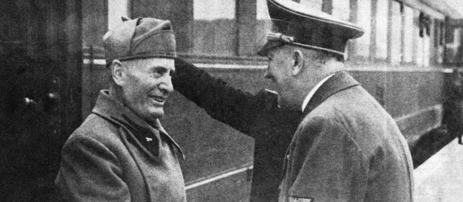 Mussolini despide a Hitler en abril de 1944