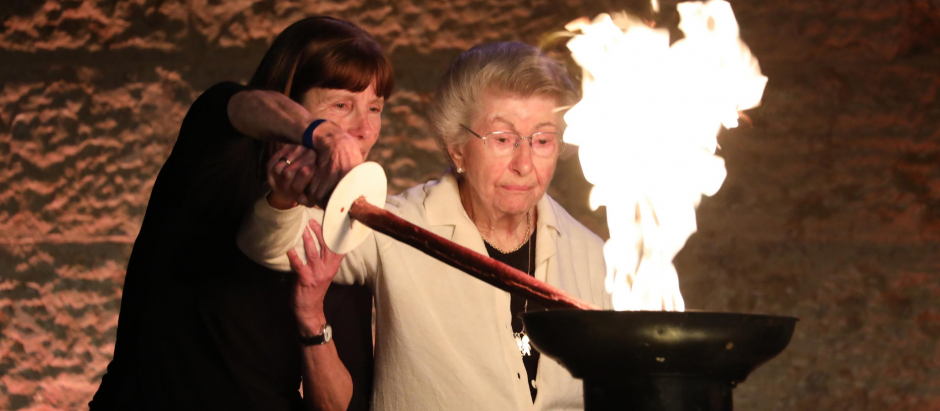 Dos de las supervivientes encendiendo una antorcha para conmemorar a las víctimas del Holocausto