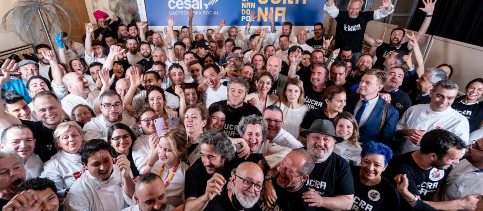 Foto de familia de todos los cocineros que acudieron al evento 'Cocinando por Ucrania', organizado por la ONG Cesal