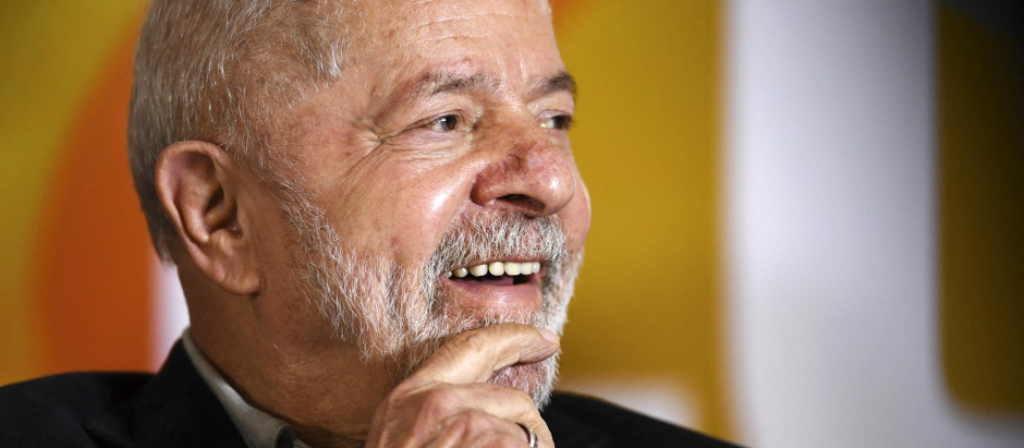 Former Brazilian President Luiz Inacio Lula da Silva gestures during a meeting with members of the Rede Party in Brasilia, on April 28, 2022, to discuss the party's support for his candidacy in the upcoming October elections. - The UN Human Rights Committee based in Geneva, concluded on April 28, 2022 that former Brazilian president Luiz Inacio Lula da Silva had his right to be tried by an impartial tribunal violated in the anti-corruption Lava Jato (Car Wash) operation, after examining a complaint filed by the leftist's defence. (Photo by EVARISTO SA / AFP)