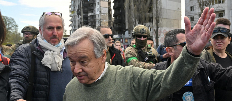 El secretario general de la ONU, Antonio Guterres (centro), durante su visita a Borodianka, en las afueras de Kiev