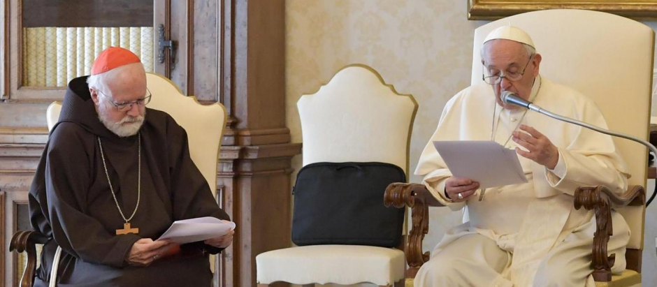 El Papa Francisco sentado junto al cardenal O´Malley, arzobispo de Boston y presidente de la Comisión para la Protección de Menores