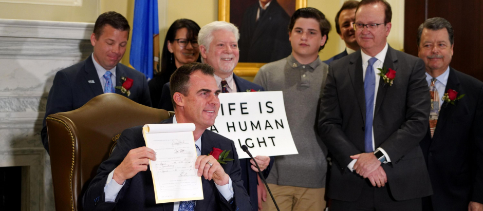 Gobernador Kevin Stitt firmando la Ley pro-vida SB612