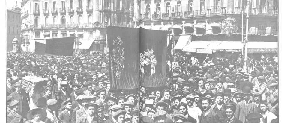 Concentración en la Puerta del Sol en 1909, donde se exigía la implantación de la jornada laboral de 8 horas.