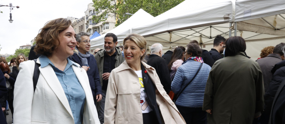 Ada Colau y Yolanda Díaz pasean por el Paseo de Gràcia con motivo de la celebración de Sant Jordi