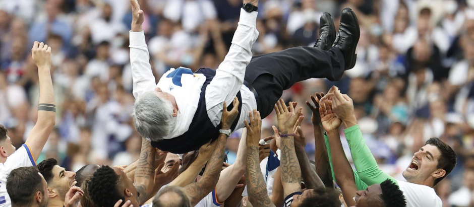 Carlo Ancelotti es manteado por sus jugadores en el Bernabéu tras el triunfo en la Liga