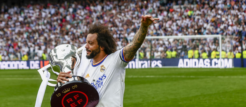 Marcelo con el trofeo de la Liga en el Bernabéu