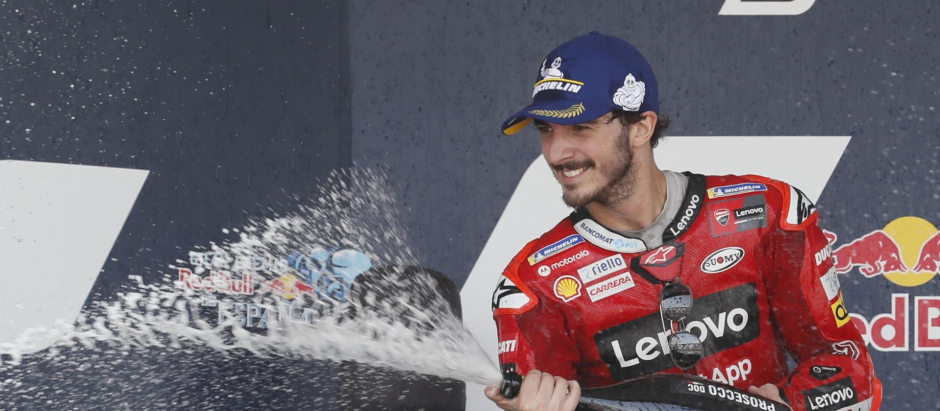 l piloto italiano Francesco Bagnaia (Ducati Lenovo Team) en el podio tras conseguir la victoria en el Gran Premio de España de Motociclismo