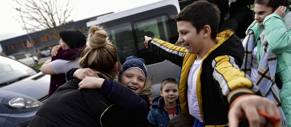 Una joven ucraniana residente en España abraza a su familia, recién llegada a nuestro país por la guerra