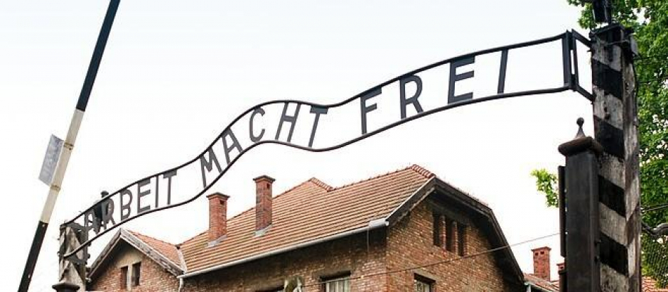 El letrero de Auschwitz I que Denis Avey dice ver en Au