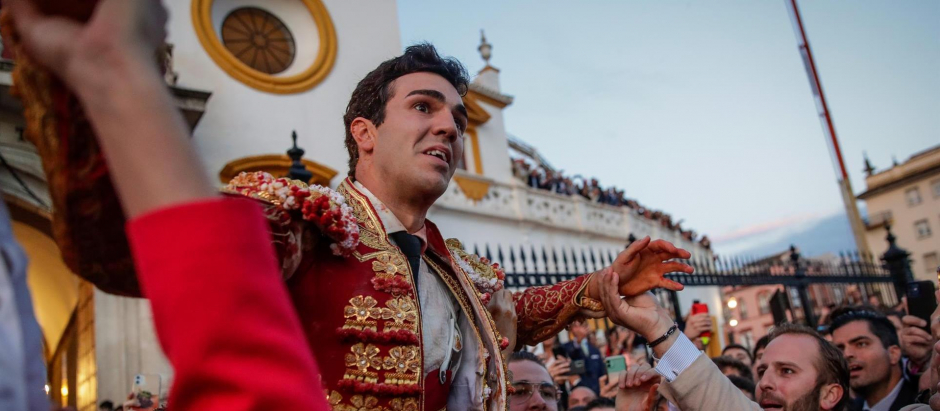 Tomas Rufo sale a hombros de la plaza de toros de Sevilla