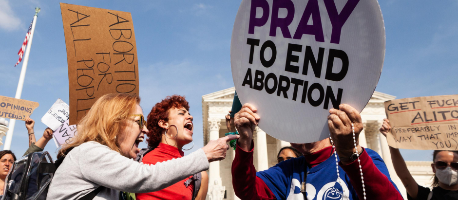 Manifestantes a favor del aborto increpan a una mujer provida en Washington