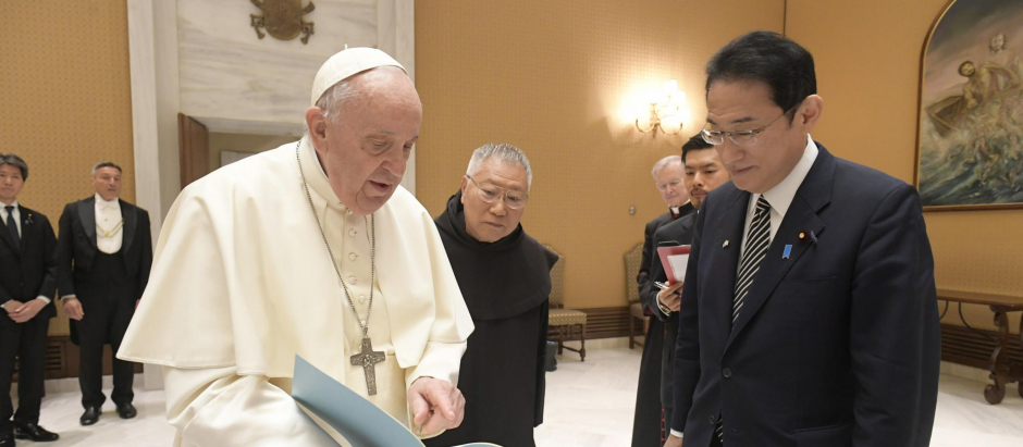 El Papa Francisco, junto a Fumio Kishida, primer ministro de Japón