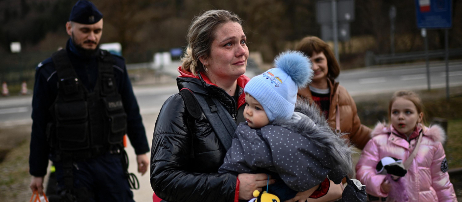 Una refugiada ucraniana llega a Polonia, foto de archivo