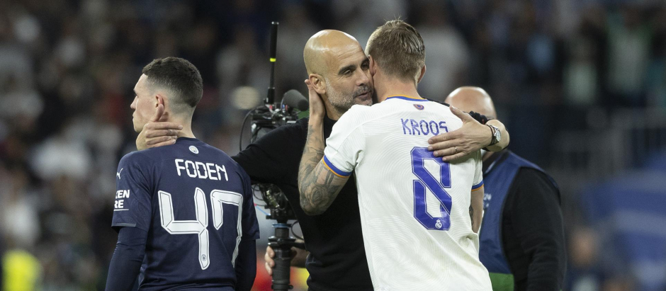 Guardiola felicita a Kroos tras sufrir la derrota en semifinales de la Champions contra el Real Madrid