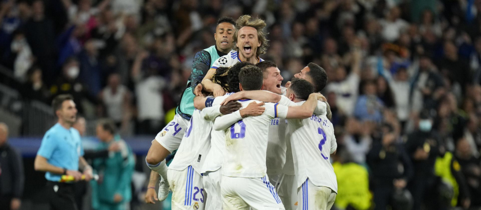 Real Madrid players celebrate at the end of the Champions League semi final, second leg soccer match between Real Madrid and Manchester City at the Santiago Bernabeu stadium in Madrid, Spain, Wednesday, May 4, 2022. (AP Photo/Manu Fernandez) *** Local Caption *** .