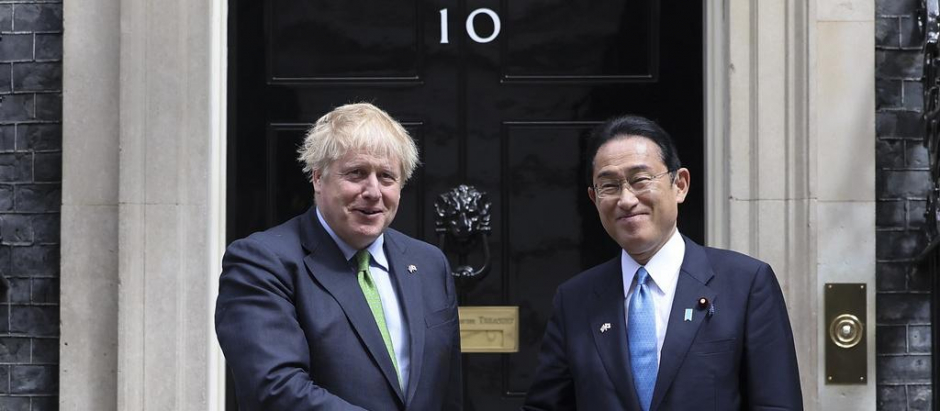 Los primeros ministros de Reino Unido, Boris Johnson (Iz) y de Japón Fumio Kishida