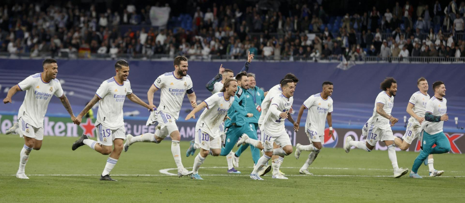 os jugadores del Real Madrid celebran el pase del equipo blanco a la final de la Liga de Campeones tras derrotar al Manchester City