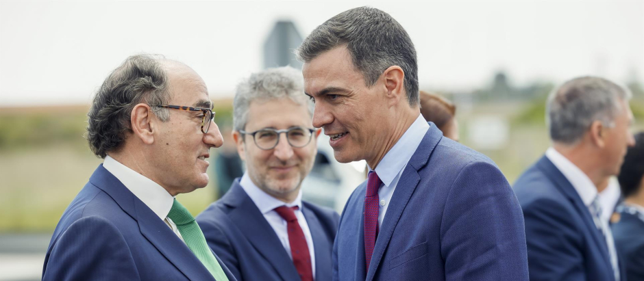 El presidente del Gobierno, Pedro Sánchez,conversa con el presidente de Iberdrola, Ignacio Galán