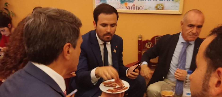 Alberto Garzón es pillado comiendo jamón en la Feria de Abril