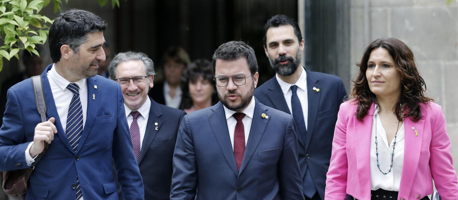 El presidente de la Generalitat, Pere Aragonès, acompañado por la consellera de la Presidéncia, Laura Vilagrà (d) y del vicepresidente del Govern, Jordi Puigneró (i), se dirigen hacia la reunión semanal del Govern el martes 3 de mayo