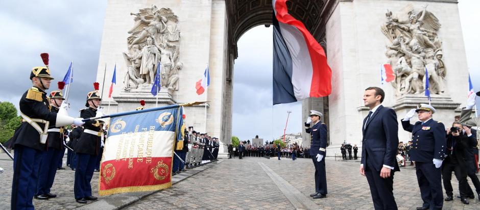 El presidente francés Emmanuel Macron (centro) después de su ceremonia formal de toma de posesión como presidente francés el 14 de mayo de 2017 en París