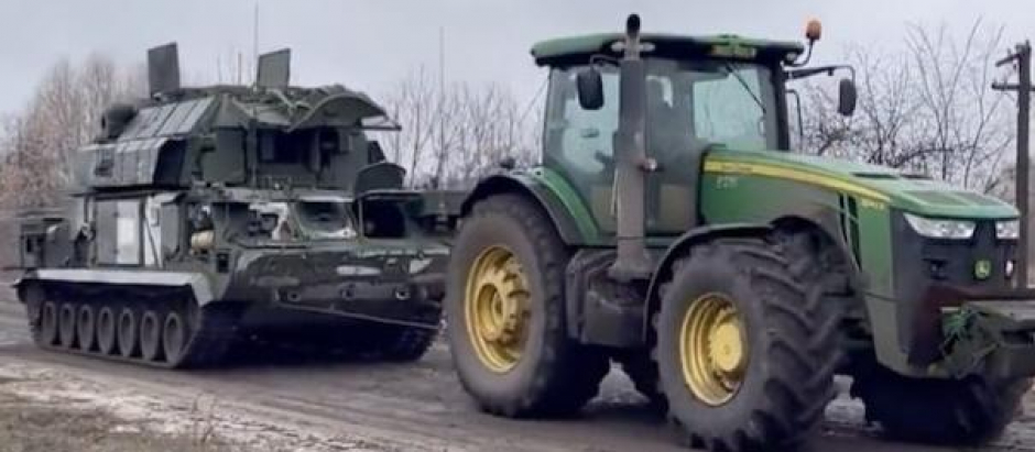 Tractor agrícola ucraniano remolcando un tanque del ejército ruso