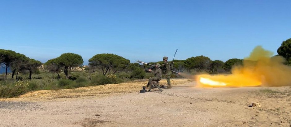 Un momento del lanzamiento del misil Mistral III en el campo de tiro de Mazagón (Huelva)