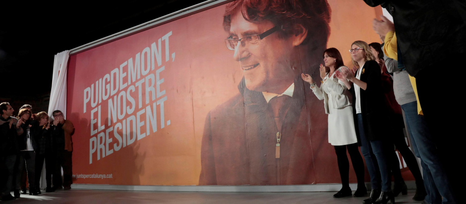 Un cartel con la imagen del candidato a la Generalitat de Catalunya, Carles Puigdemont, durante el acto electoral de inicio de campaña que la formación Junts per Catalunya en 2017.