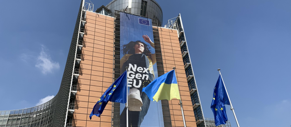 Banderas en el exterior de la sede de la Comisión Europea en Bruselas