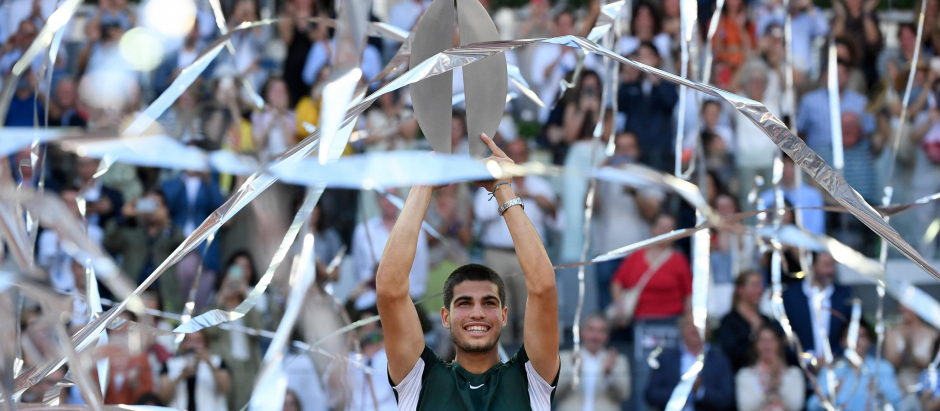 Carlos Alcaraz levanta el trofeo de campeón del Mutua Madrid Open