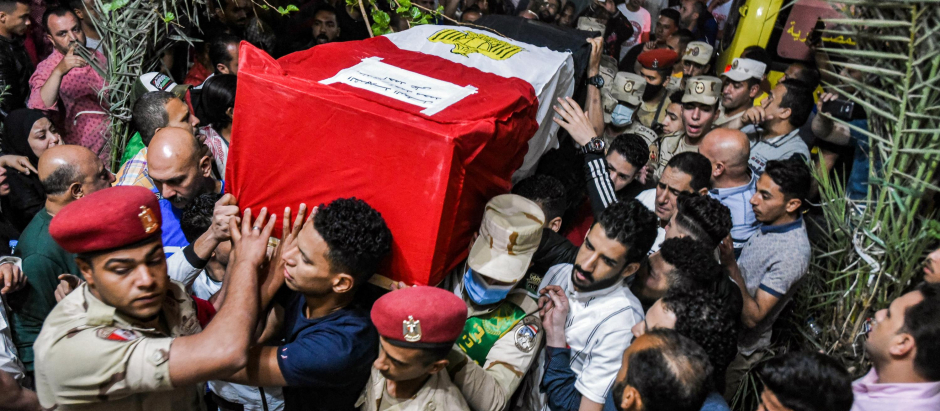 El ataúd de uno de los 11 soldados muertos en un ataque reivindicado por el Daesh en la Península del Sinaí