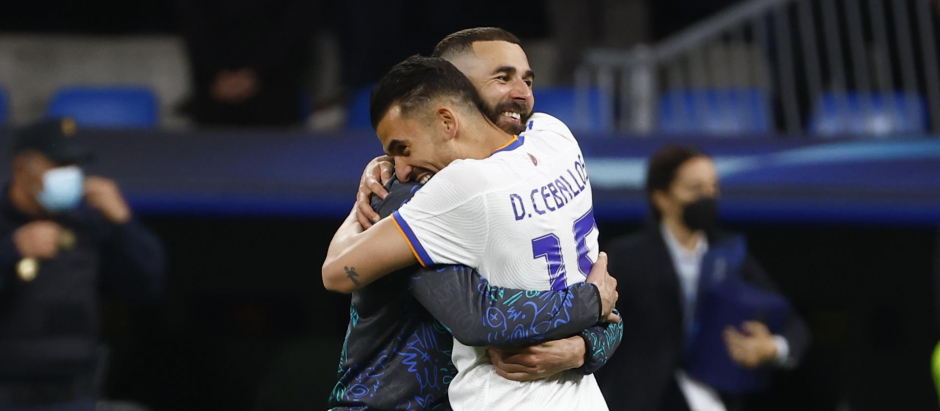 Ceballos se abraza a Karim Benzema tras conseguir el título de Liga