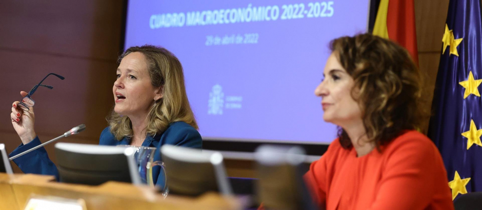 La ministra de Hacienda, María Jesús Montero, junto a la de Asuntos Económicos, Nadia Calviño.