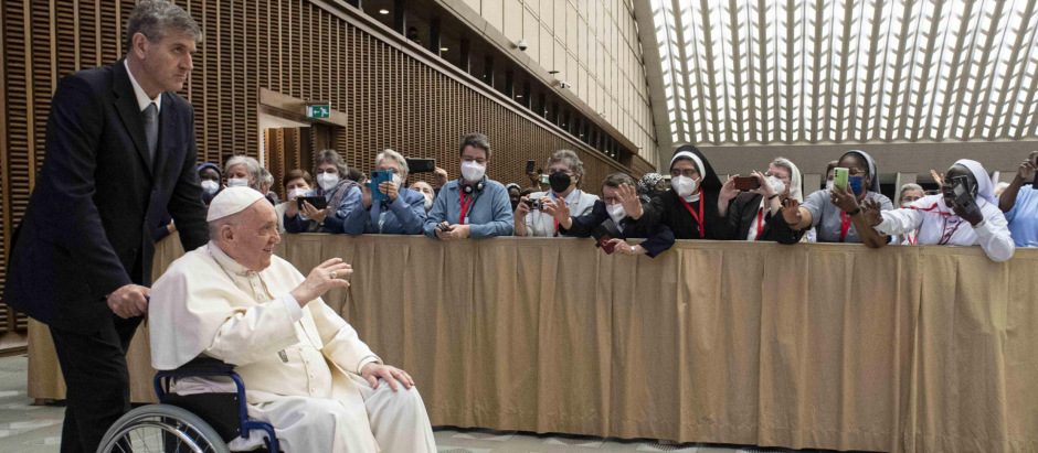 El Santo Padre apareció la pasada semana por primera vez en silla de ruedas en una audiencia