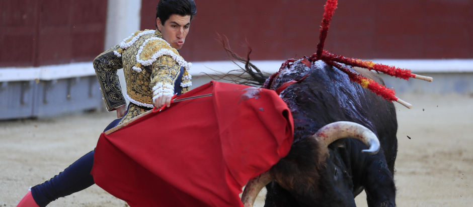 El diestro Álvaro Lorenzo con su primer toro en el primer festejo taurino de la Feria de San Isidro, en la Monumental de Las Ventas, en Madrid