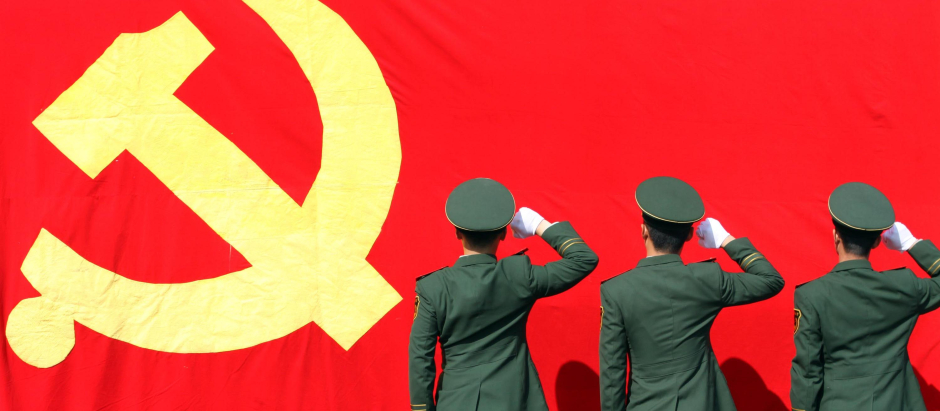 Soldados saludando la bandera comunista en China