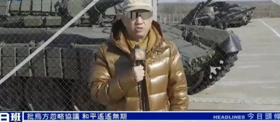 El reportero chino Lu Yuguang del medio de comunicación chino Phoenix TV