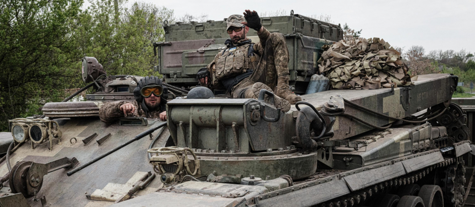 Soldados ucranianos a bordo de un tanque
