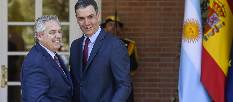 El presidente del Gobierno de España, Pedro Sánchez da la bienvenida al presidente de Argentina, Alberto Fernández, a su llegada al palacio de La Moncloa