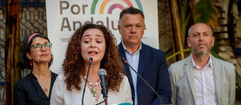 La candidata a la presidencia de la Junta de Andalucía, Inmaculada Nieto (2i), junto a los representantes de Podemos, IU, Más País y otras tres formaciones andalucistas y ecologistas, durante la presentación hoy en Sevilla de la coalición 'Por Andalucía'