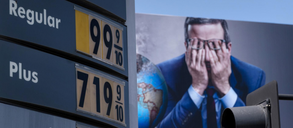 Los precios de la gasolina frente a una valla publicitaria en Los Ángeles