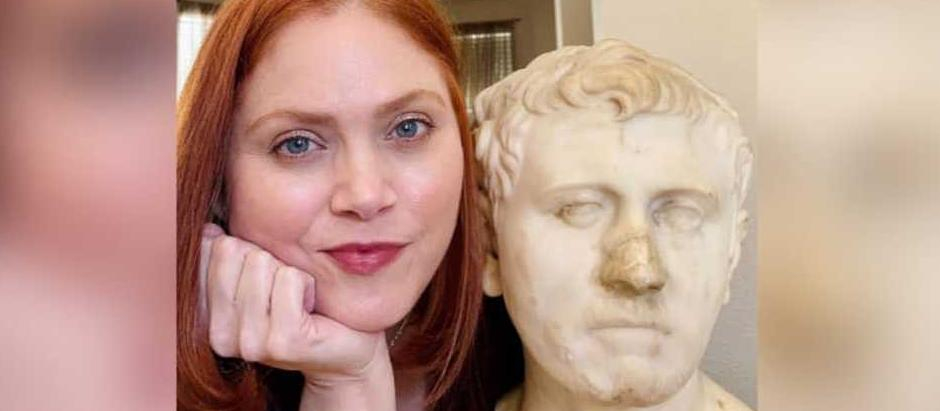 La mujer publicó un selfie con el busto romano que adquirió por 33 euros