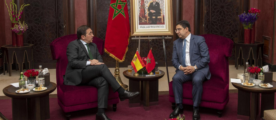 El ministro de Exteriores, José Manuel Albares, con su homólogo marroquí, Nasser Bourita en Marrakech