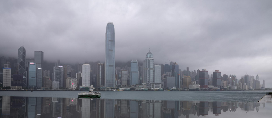 Las nubes de lluvia se rondan este miércoles sobre el horizonte de la isla de Hong Kong en China. El Observatorio de Hong Kong ha pronosticado que los chubascos y las tormentas asociadas a una activa vaguada de bajas presiones afectarán a la ciudad durante el resto de la semana