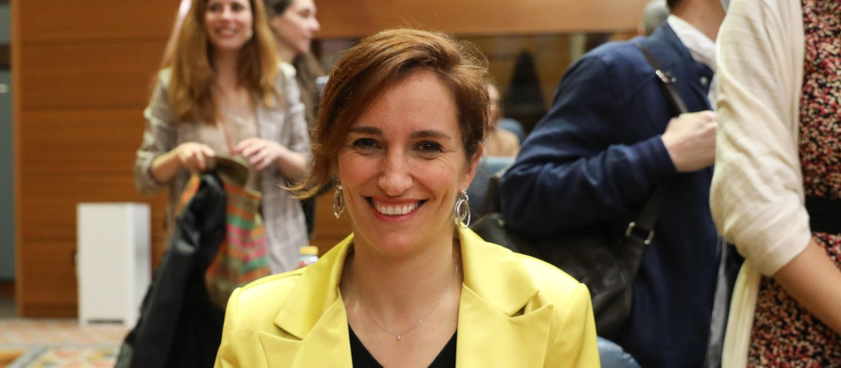 La portavoz de Más Madrid en la Asamblea de Madrid, Mónica García, posa en una sesión plenaria en la Asamblea de Madrid