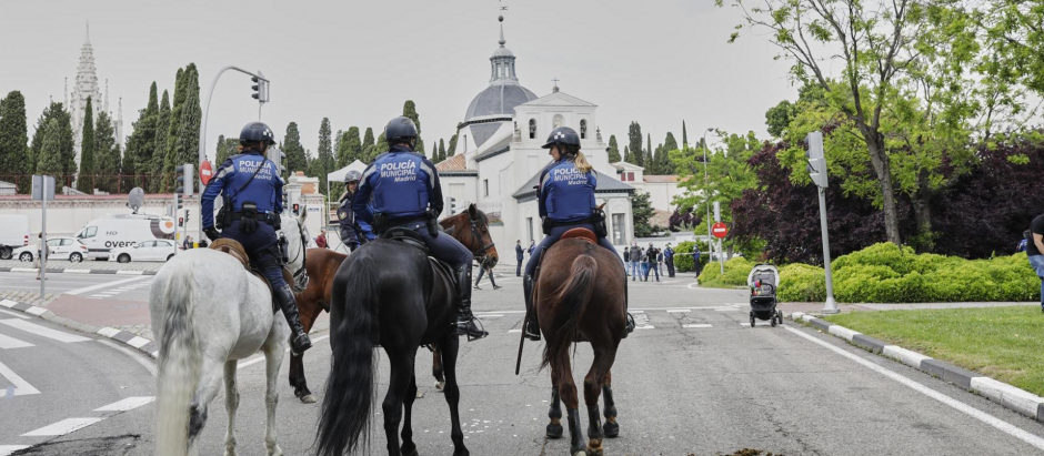 Archivo - Agentes de la Unidad Equestre de la Policía Municipal de Madrid patrullan por las inmediaciones de la pradera de San Isidro